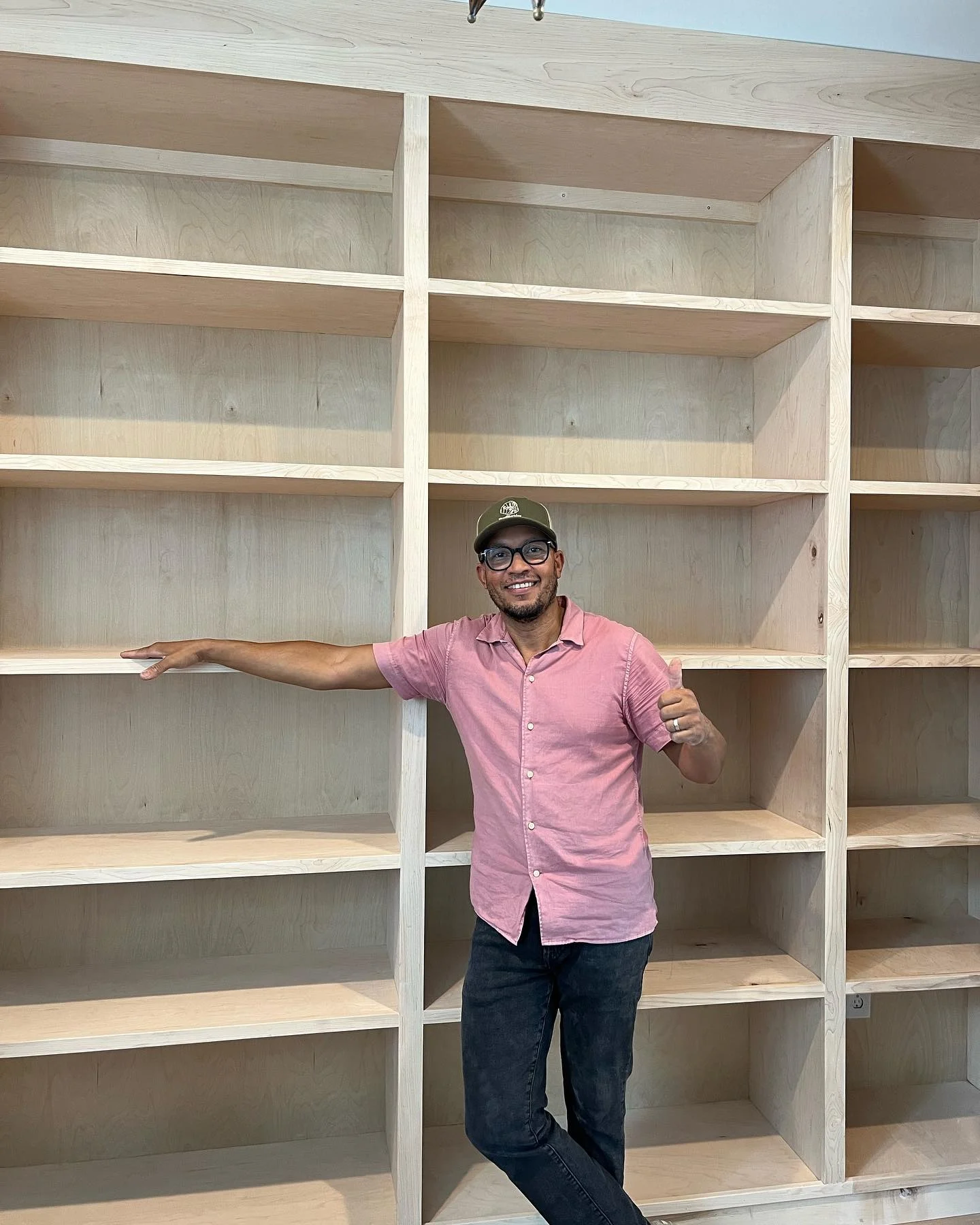 Founder with a built-in shelving unit