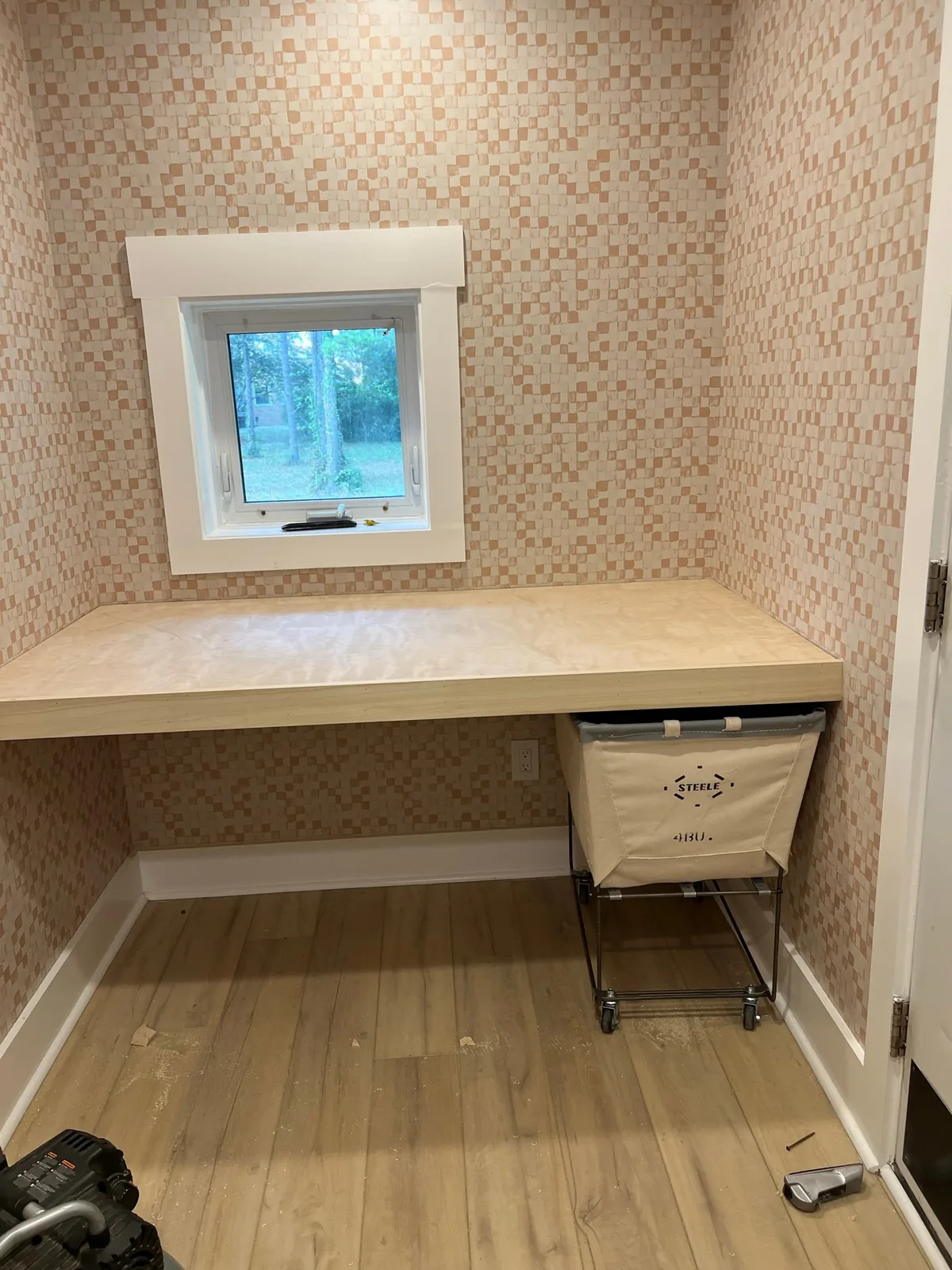 Built-in floating desk nook